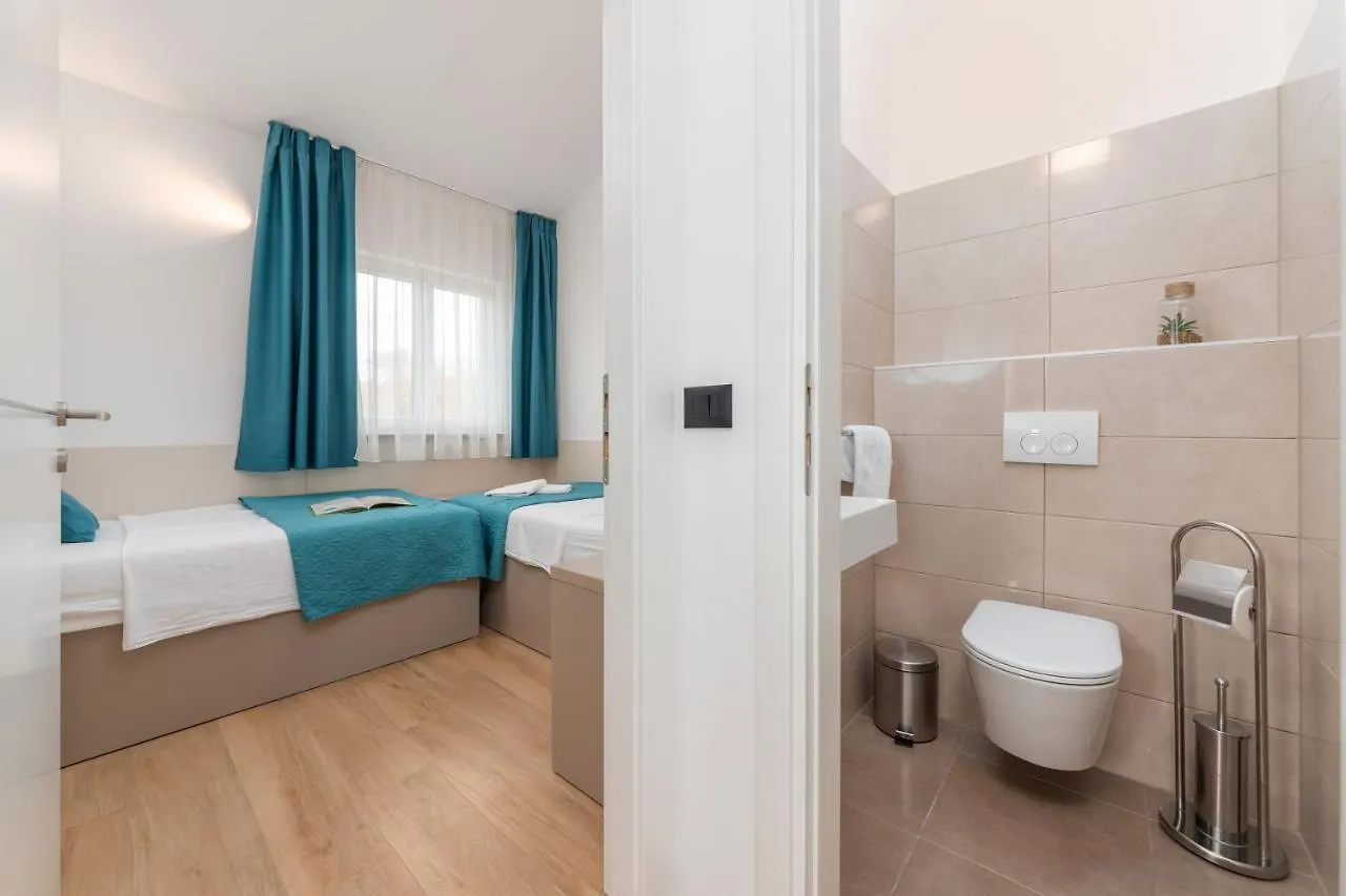 Apartments Grota Porec 0*,